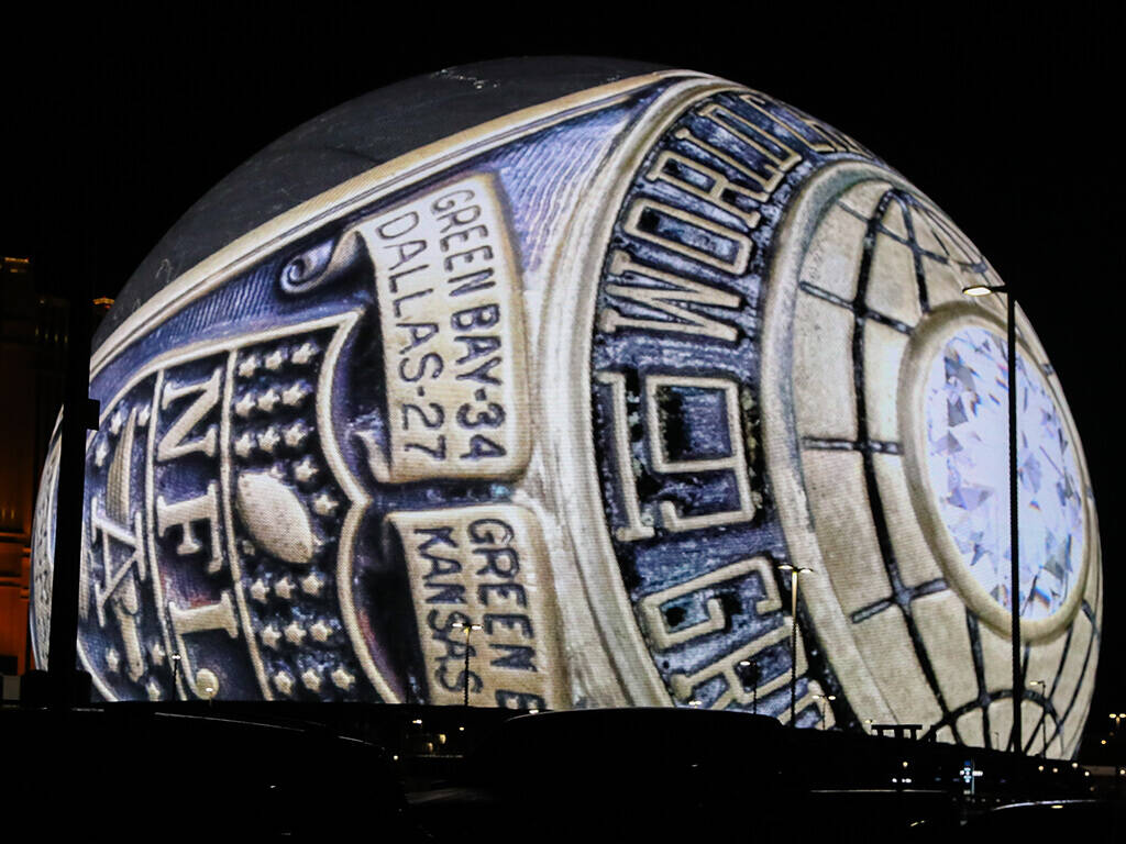 El primer anillo del Super Bowl, concedido a los Green Bay Packers, se muestra en la Exosphere. ...