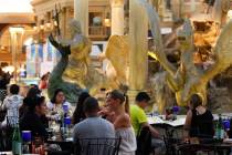 El restaurante Trevi, que ofrecía un lugar privilegiado para observar a la gente en el Forum S ...