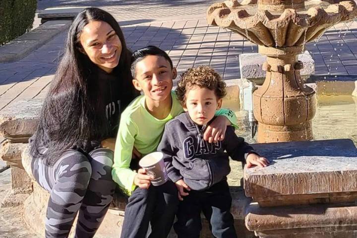 Malia Hoenshell, de 29 años, y sus dos hijos Zaiden Grandon, de 9, y Phoenix Henley, de 3, tod ...