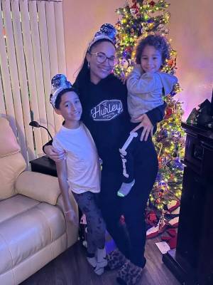 Malia Hoenshell, de 29 años, y sus dos hijos Zaiden Grandon, de 9 años, y Phoenix Henley, de ...