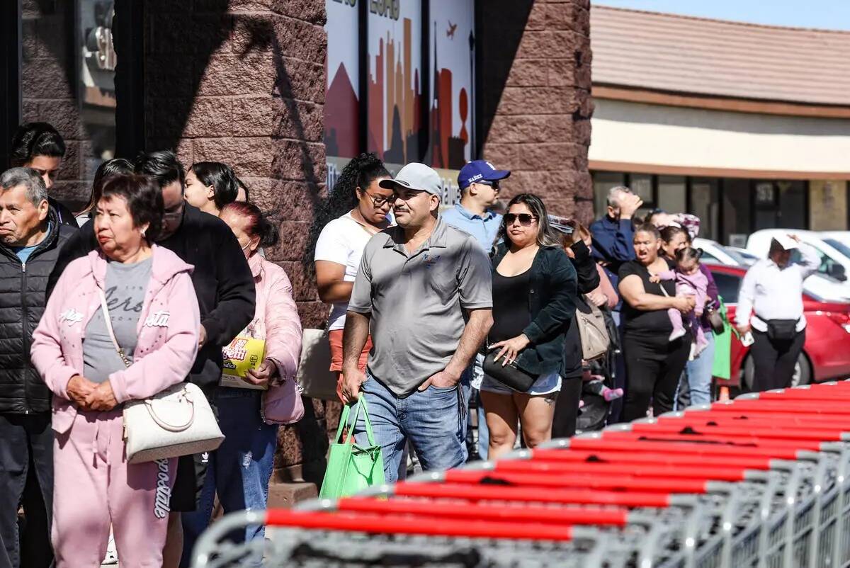 Los clientes hacen fila para comprar en Superior Grocers en la gran apertura en el este de Las ...
