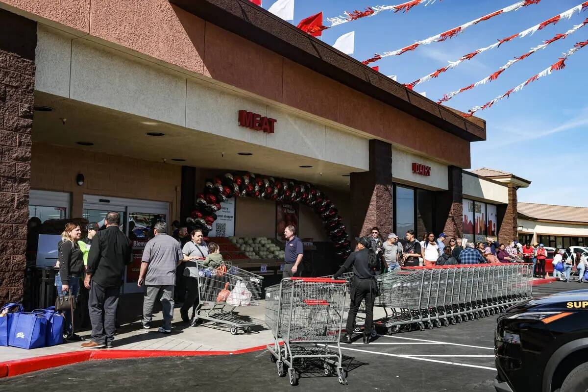 Los clientes hacen fila para comprar en Superior Grocers en la gran apertura en el este de Las ...
