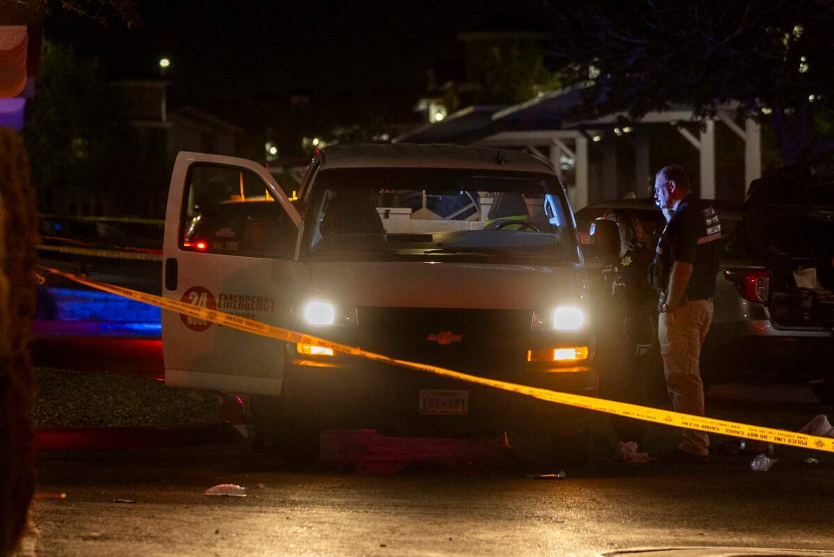 Agentes de la Policía Metropolitana examinan una vagoneta como parte de la escena de una inves ...