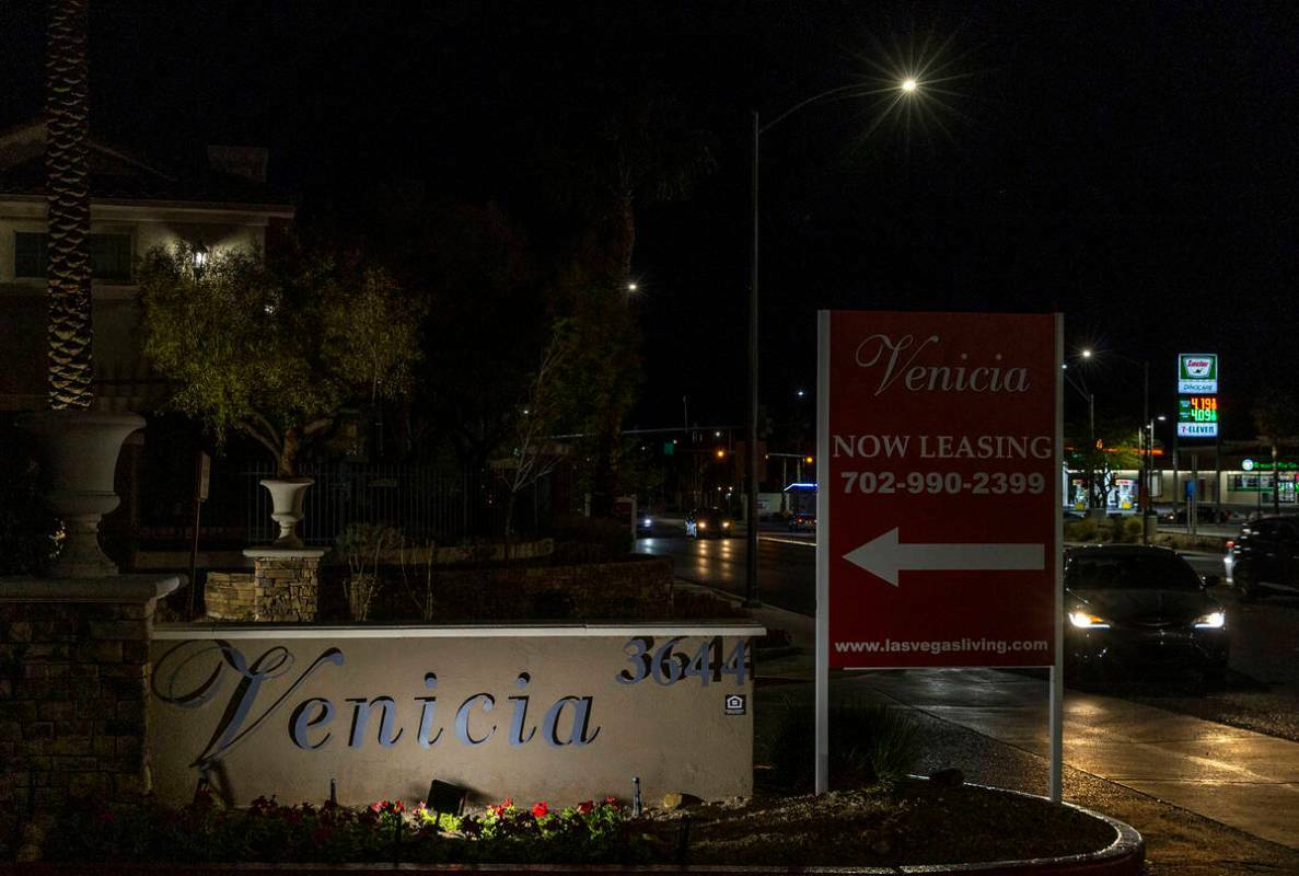 Investigación de un homicidio en el complejo de apartamentos Venicia, el martes 26 de marzo de ...