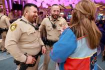 Los agentes de policía de Las Vegas Humberto Zarate, izquierda, y Oscar Murguia, centro, recib ...