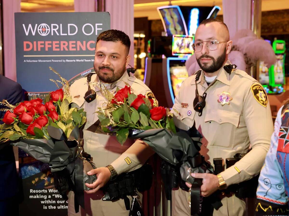 Los oficiales de policía de Las Vegas Humberto Zarate, izquierda, y Oscar Murguia son honrados ...