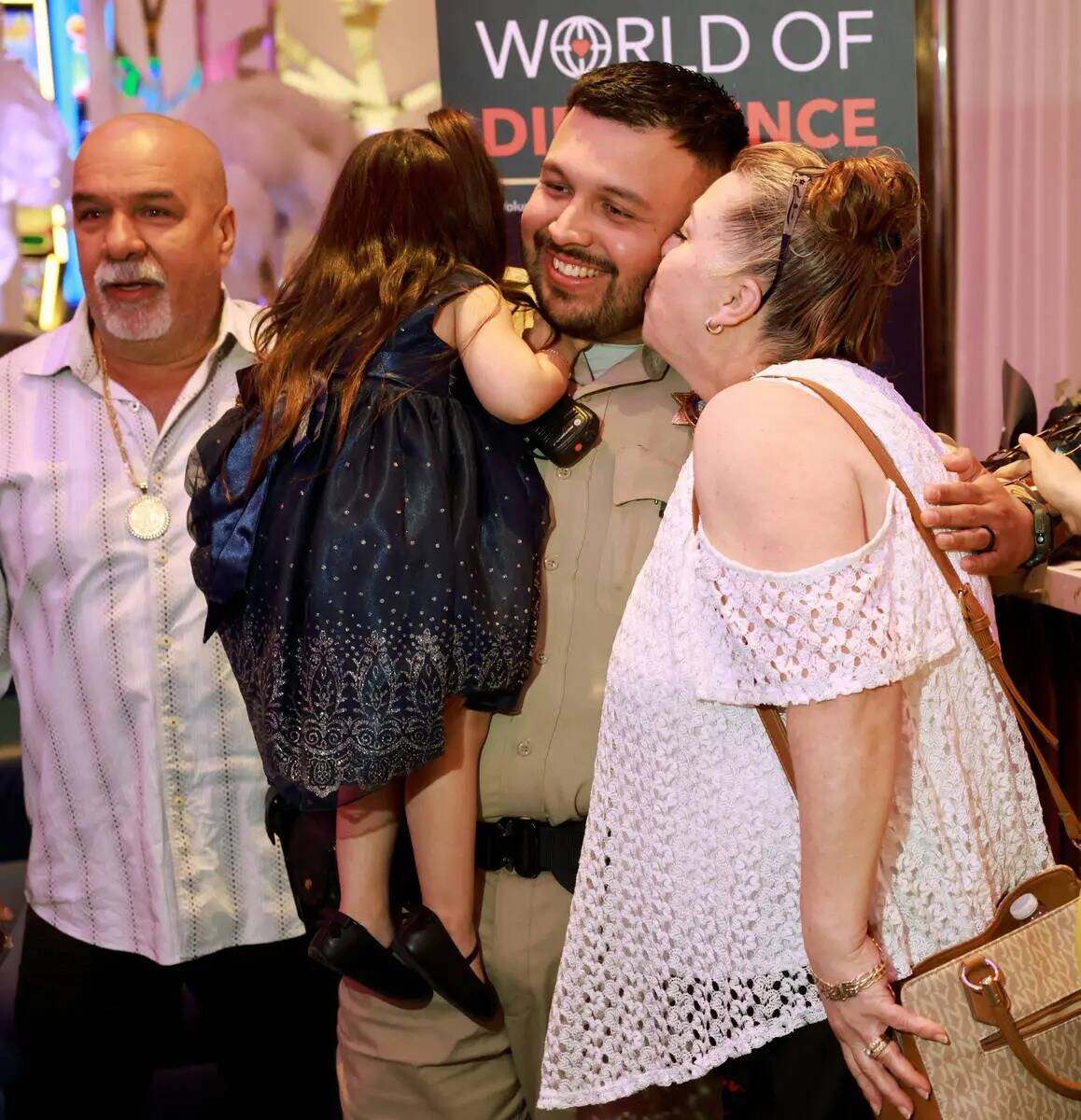 El oficial de policía de Las Vegas Humberto Zarate recibe un beso de su madre Elizabeth Zarate ...