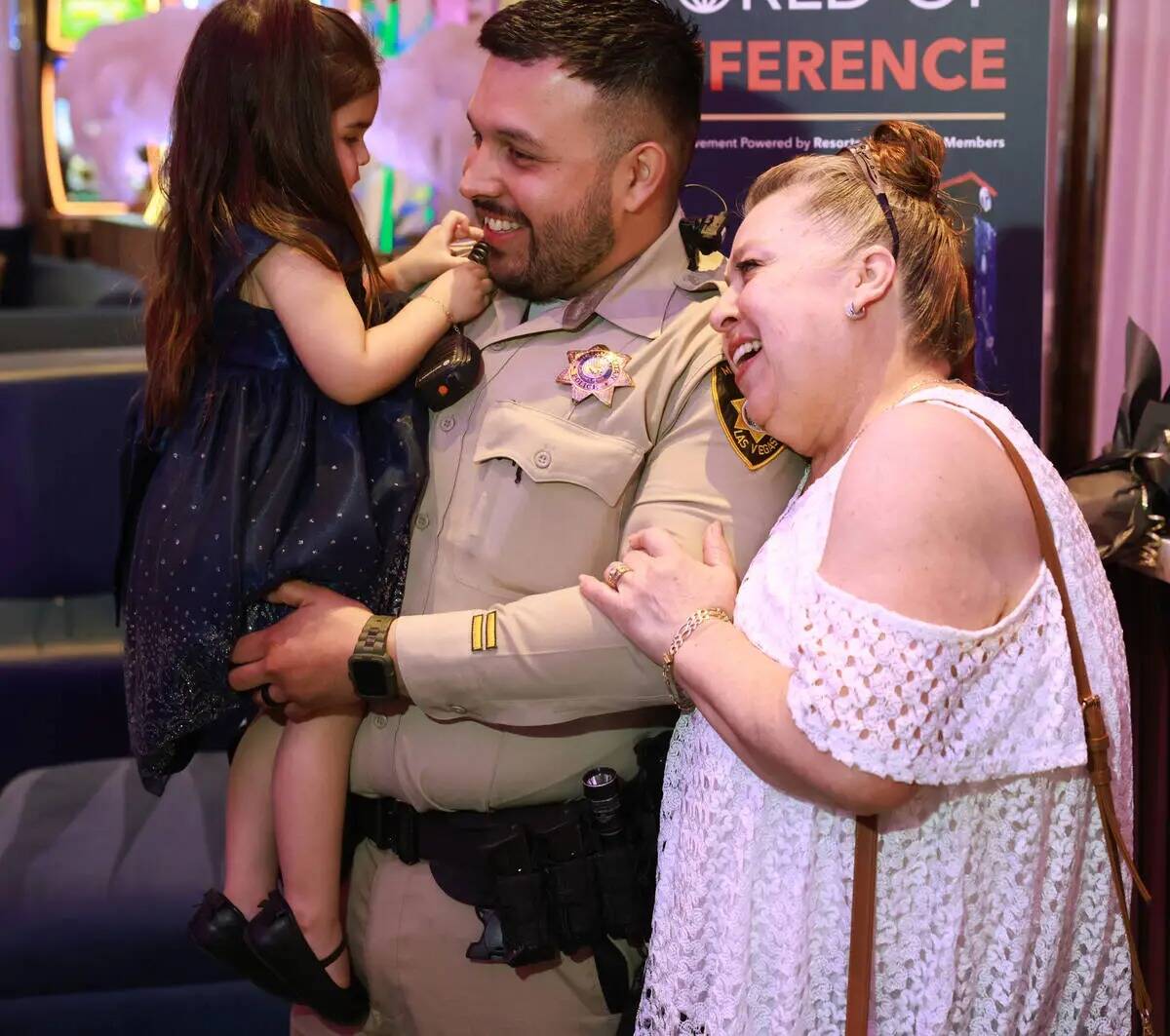 El oficial de policía de Las Vegas Humberto Zarate es felicitado por su madre Elizabeth Zarate ...