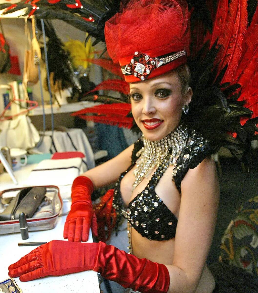 ARCHIVO RJ*** JANE KALINOWSKY/REVIEW-JOURNAL Kim Denmark, bailarina de Folies Bergere en el hot ...
