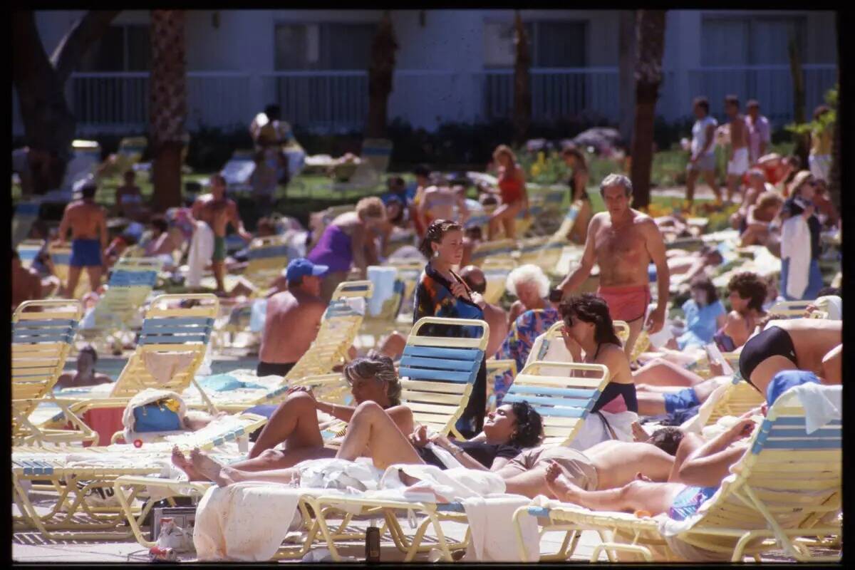Gente relajándose en tumbonas en la piscina del Hotel y Casino Tropicana 3801 South Las Vegas ...