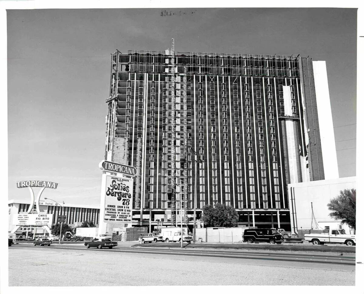 Una torre se ve bajo conservación en el Tropicana Las Vegas en 1982. (Archivo del Review-Journal)