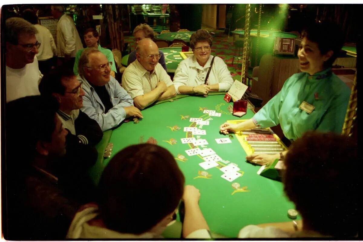 Christine Toly repartiendo blackjack "boca arriba" a los turistas en la mesa "Learning 21" del ...