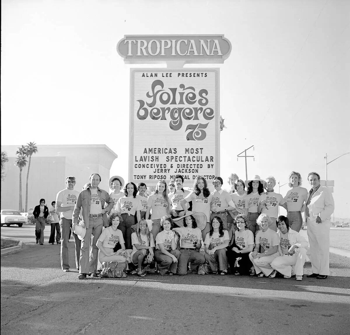El reparto de "Folies Bergere" posa bajo la marquesina del hotel-casino Tropicana el 17 de octu ...