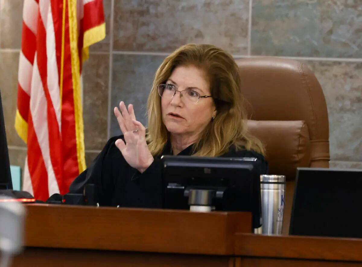 La juez de distrito Susan Johnson preside el control de Deobra Redden, que fue capturado en vid ...
