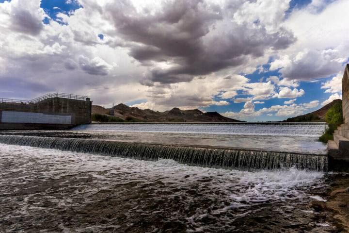 Una tormenta se cierne sobre la presa Rainbow Gardens, a lo largo del río Las Vegas Wash, el j ...