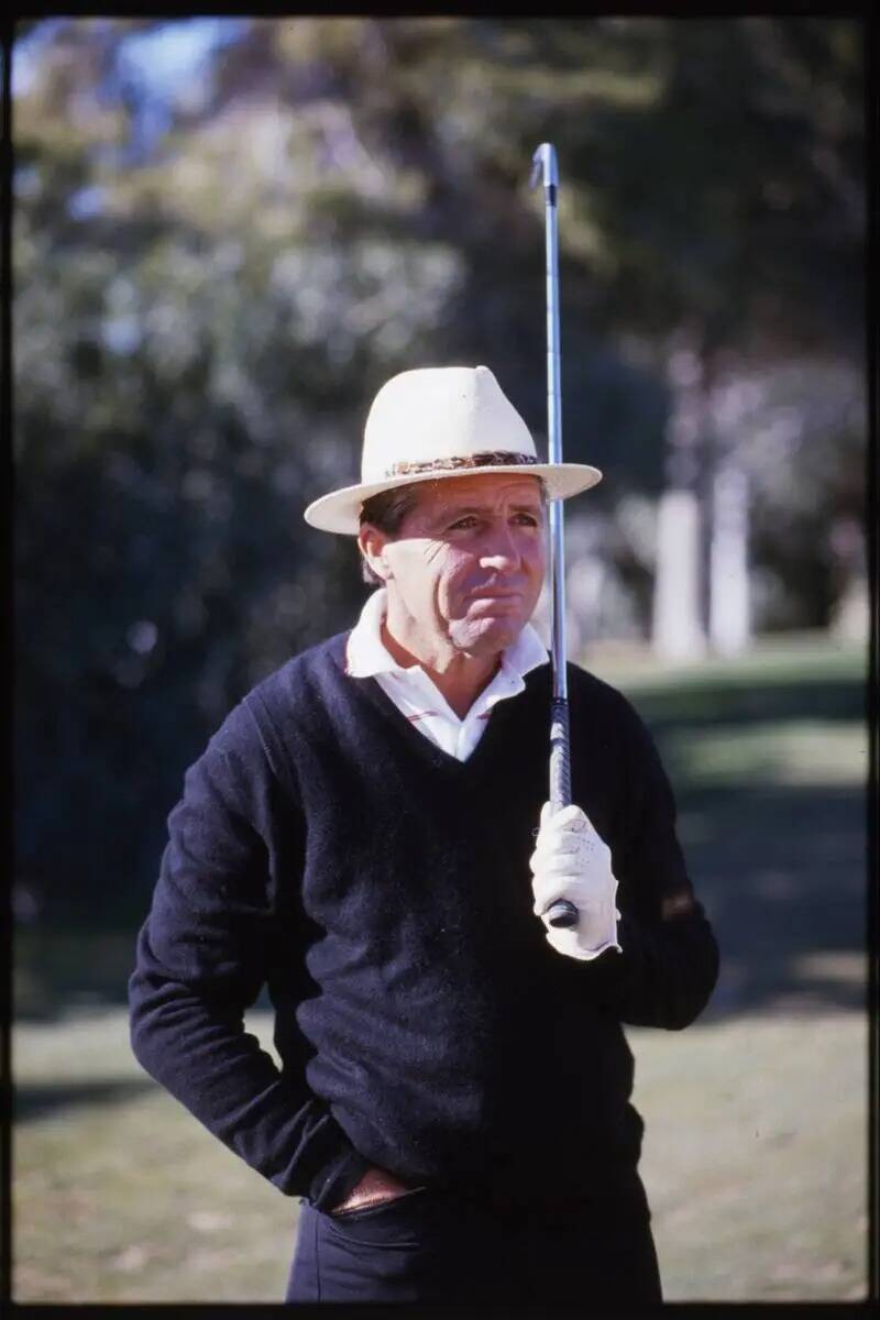 El golfista profesional Gary Player (sombrero blanco) jugando al golf en el Tropicana Country C ...