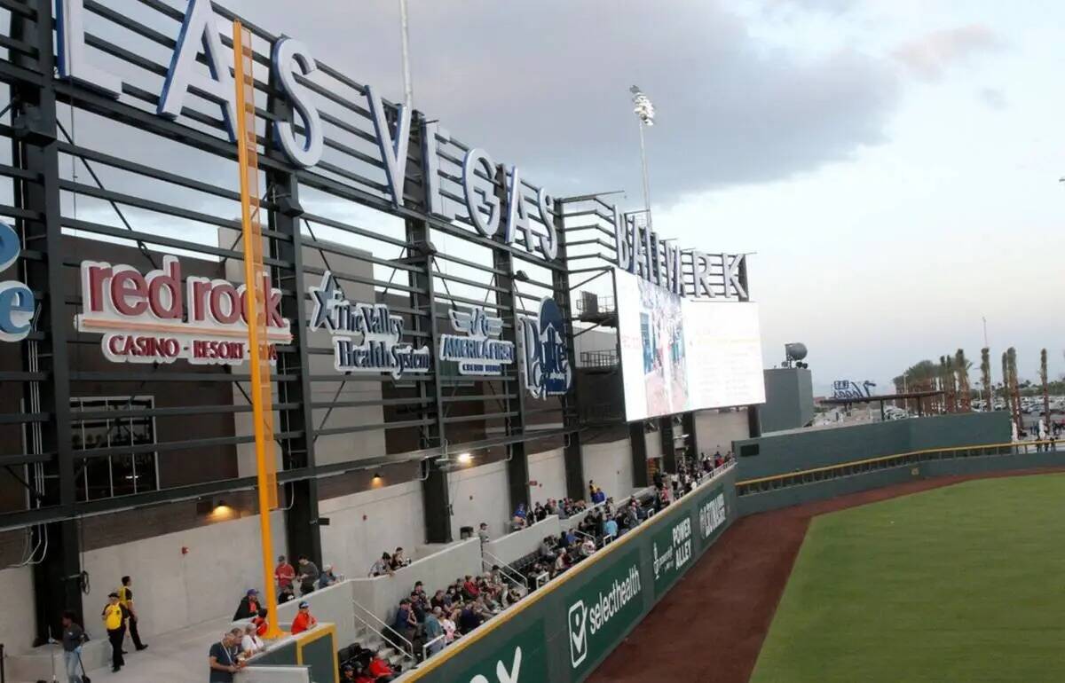 Los fanáticos hacen fila para entrar al Las Vegas Ballpark para la apertura en casa de Las Veg ...