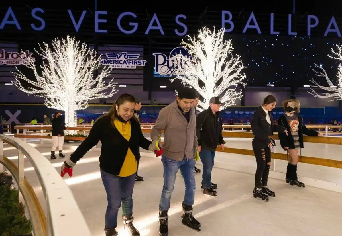 Patinadores sobre hielo disfrutan de Enchant en Las Vegas Ballpark en noviembre de 2021. (Las V ...