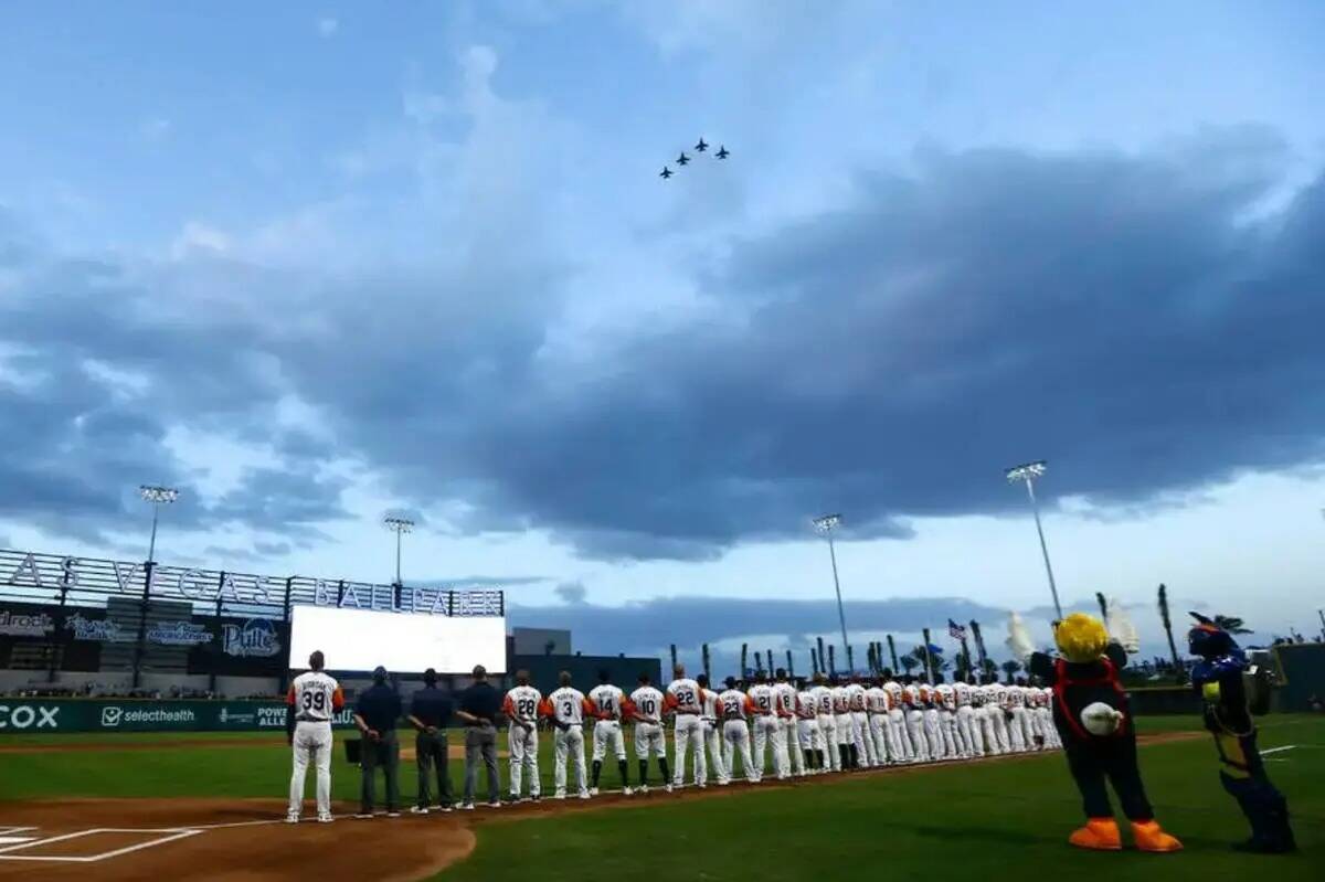 Pilotos de la Nellis Air Base Force sobrevuelan el campo antes del inicio del partido inaugural ...