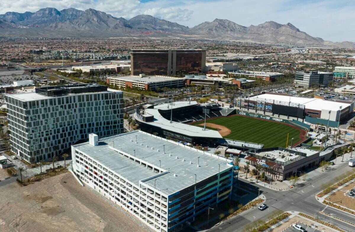 Vista aérea de 1700 Pavilion, a la izquierda, un edificio de oficinas de diez pisos, Red Rock ...