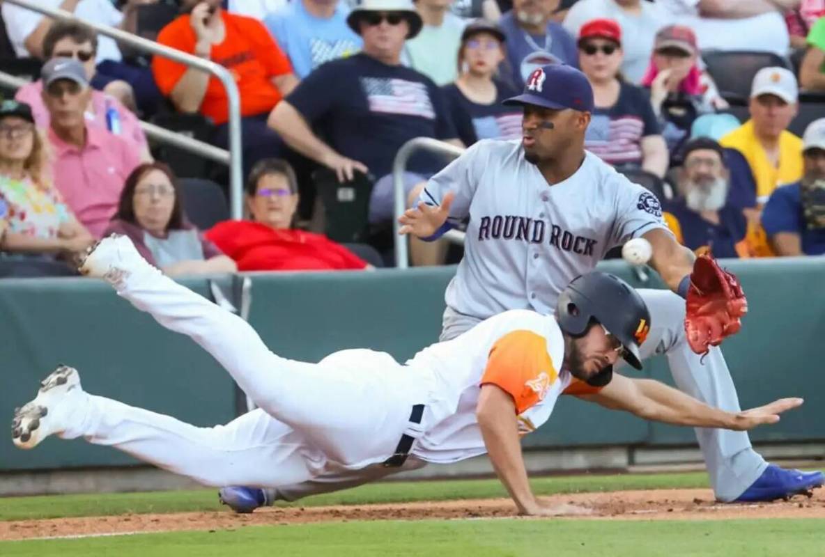 Drew Jackson (6), de los Aviators, salta hacia la tercera base contra Andy Ibáñez (77), del R ...