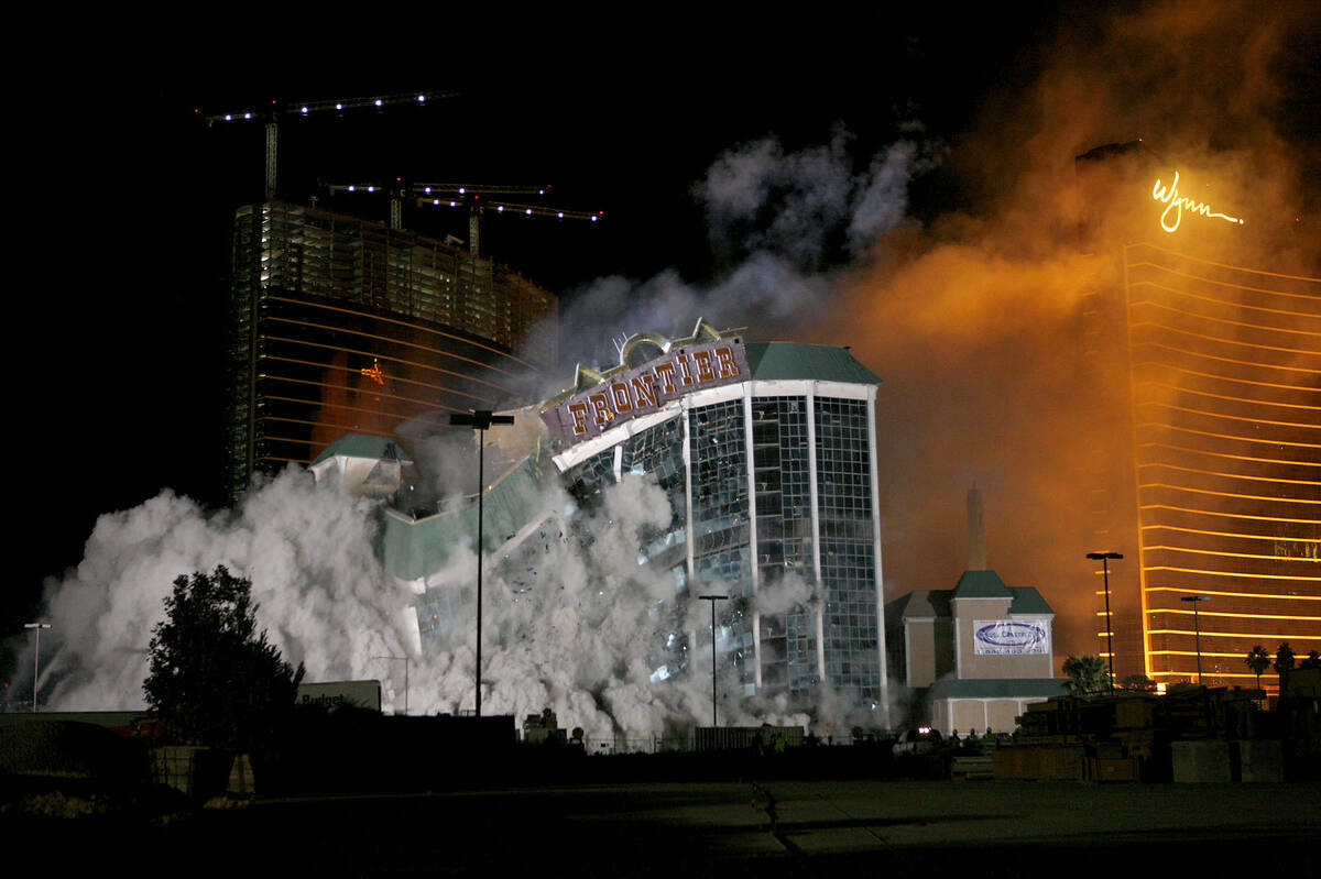 El hotel-casino New Frontier es implosionado el martes 13 de noviembre de 2007, en Las Vegas. ( ...