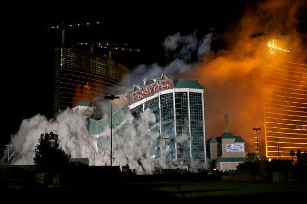 El hotel-casino New Frontier es implosionado el martes 13 de noviembre de 2007, en Las Vegas. ( ...
