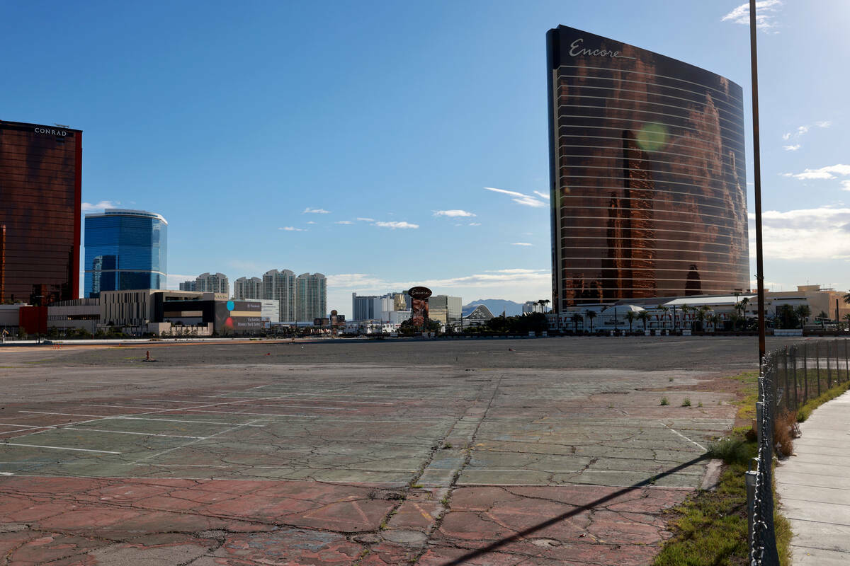 Restos de canchas de tenis en el antiguo sitio del New Frontier, en 3120 Las Vegas Blvd. South, ...