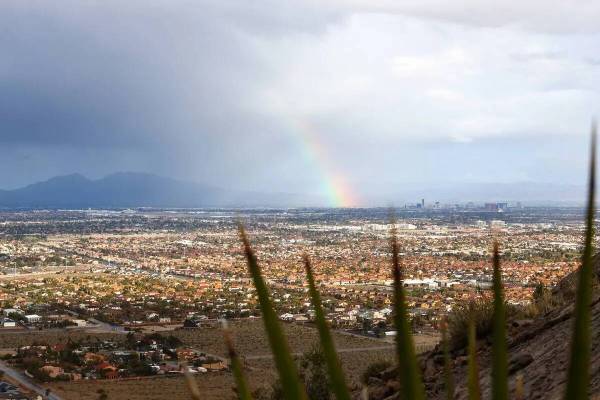 Un arcoíris se eleva sobre el valle de Las Vegas visto desde Lone Mountain, el viernes 15 de m ...