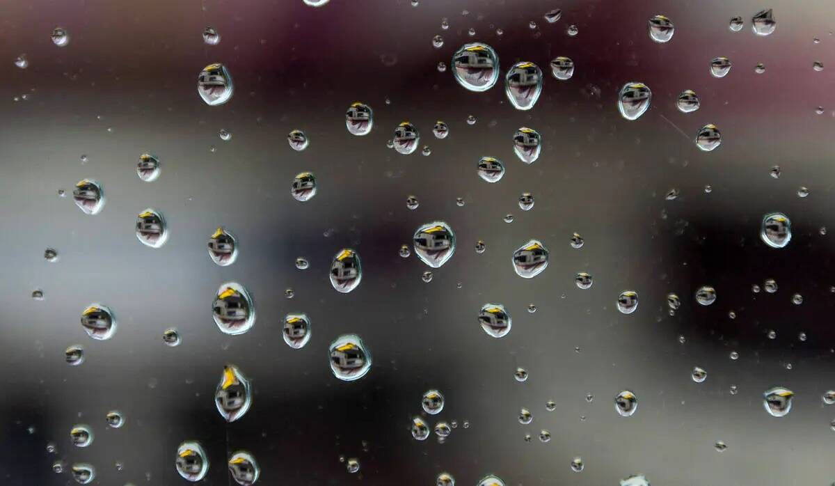 Las gotas de lluvia se reflejan en la marquesina del Flamingo mientras se acumulan en el crista ...