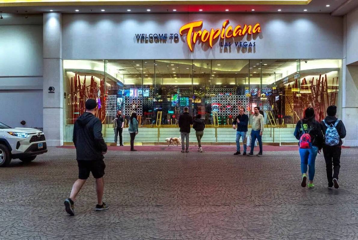 La gente camina alrededor de la entrada del Tropicana para vivir la última noche de juego el l ...