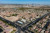 Vista aérea de viviendas desde la esquina de las calles Fort Apache y Warm Springs, el lunes 2 ...