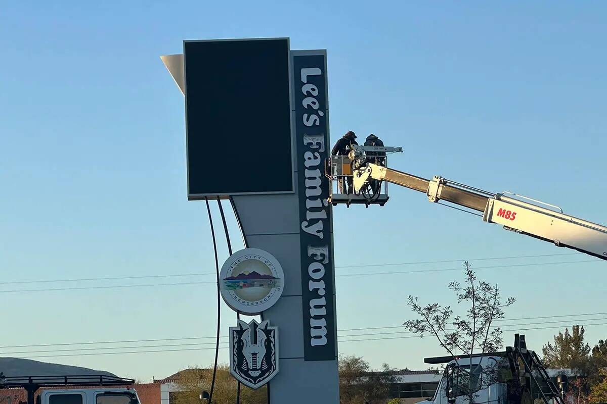 Trabajadores actualizan la señalización en el Lee's Family Forum, el estadio de Henderson ant ...