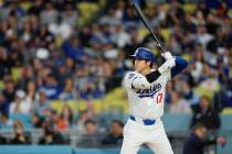 El bateador designado de los Dodgers de Los Ángeles, Shohei Ohtani, se prepara para batear dur ...