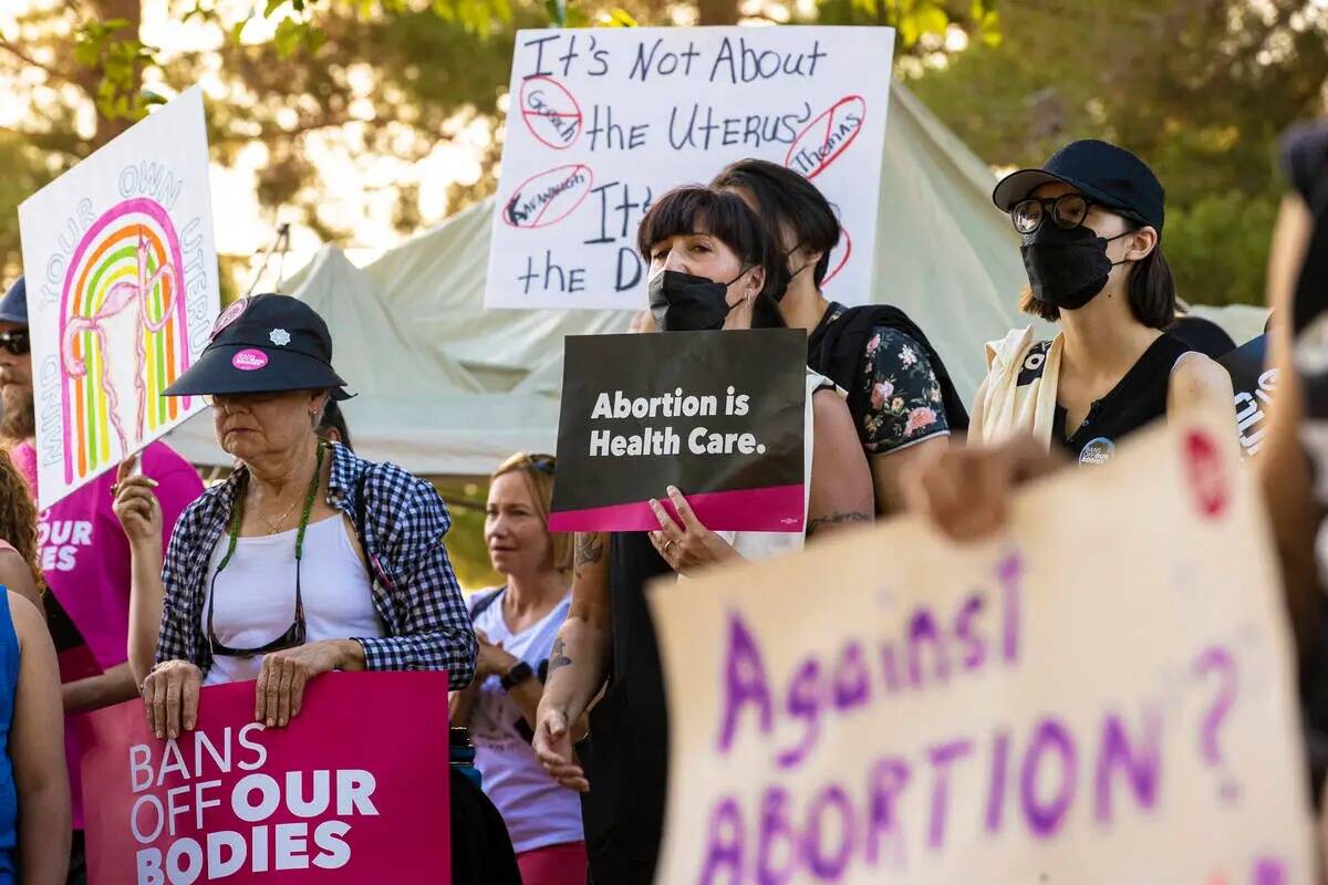 Manifestantes protestan durante una concentración a favor del aborto organizada por Planned Pa ...