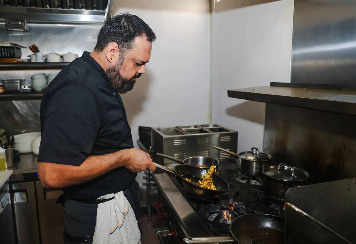 El chef y dueño Steve Kestler prepara costillas de ternera en su restaurante, Aroma Latin Amer ...
