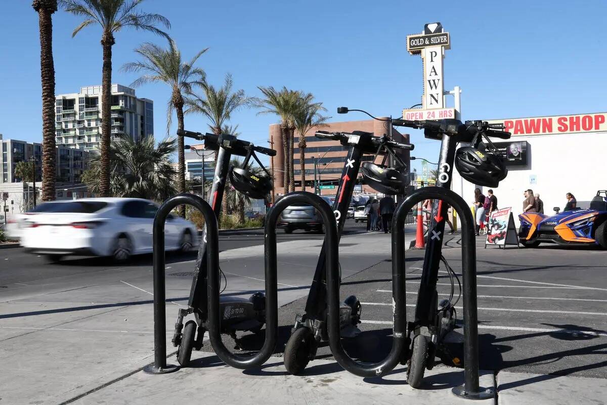 Los e-scooters Go X están aparcados en el centro de Las Vegas el miércoles 3 de abril de 2024 ...