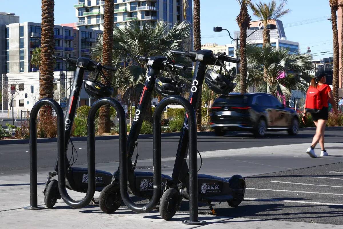 Los e-scooters Go X están aparcados en el centro de Las Vegas el miércoles 3 de abril de 2024 ...