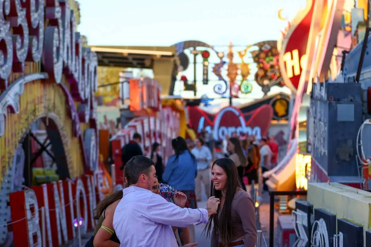 Los visitantes del Neon Museum disfrutan de la historia de Las Vegas, el miércoles 3 de abril ...