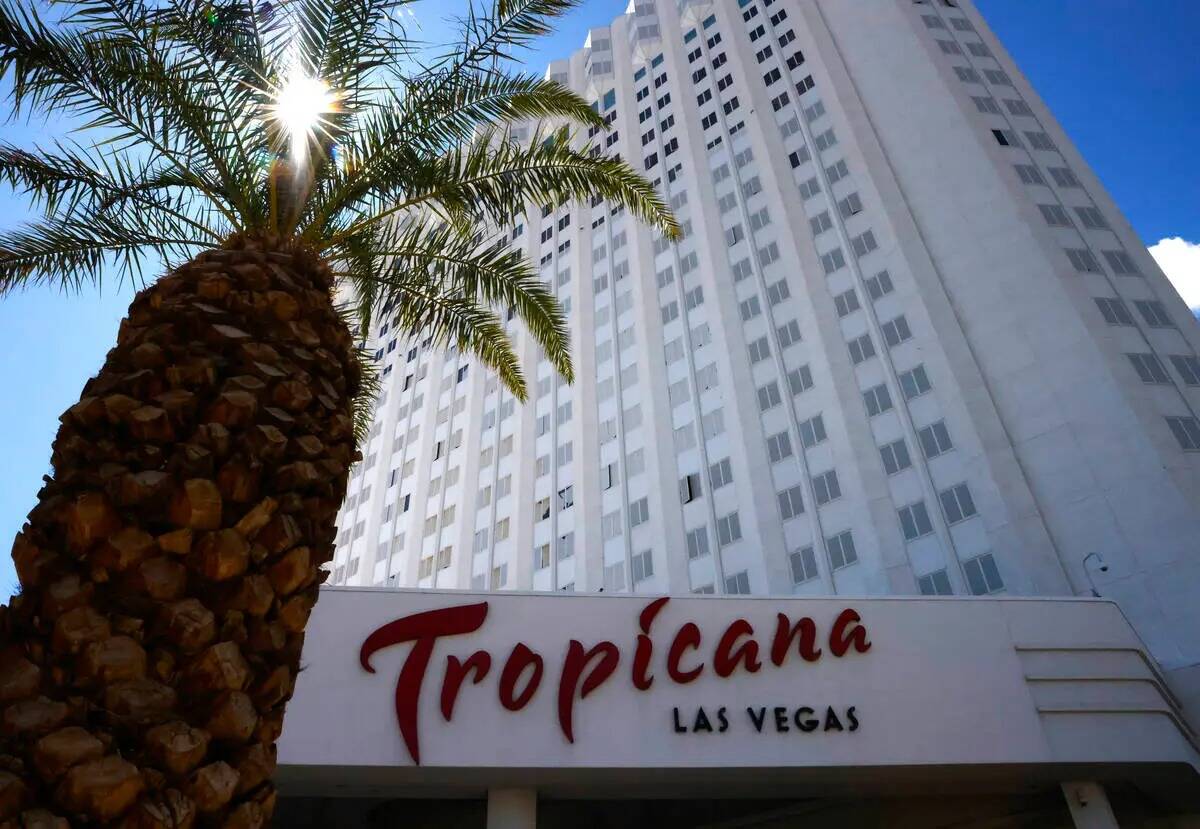 En la imagen, el hotel-casino Tropicana el lunes 1° de abril de 2024, en Las Vegas. (Bizuayehu ...