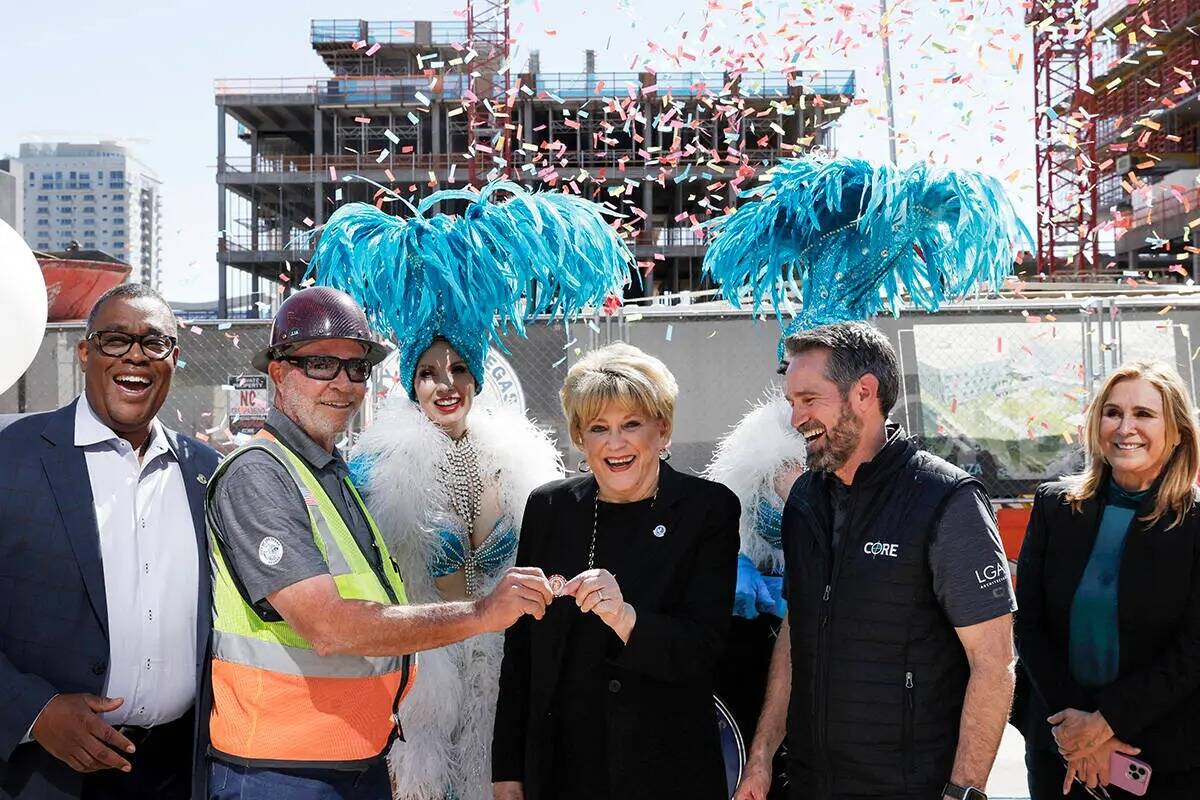 La alcaldesa Carolyn Goodman, en el centro, entrega una de sus fichas de póker de la buena sue ...