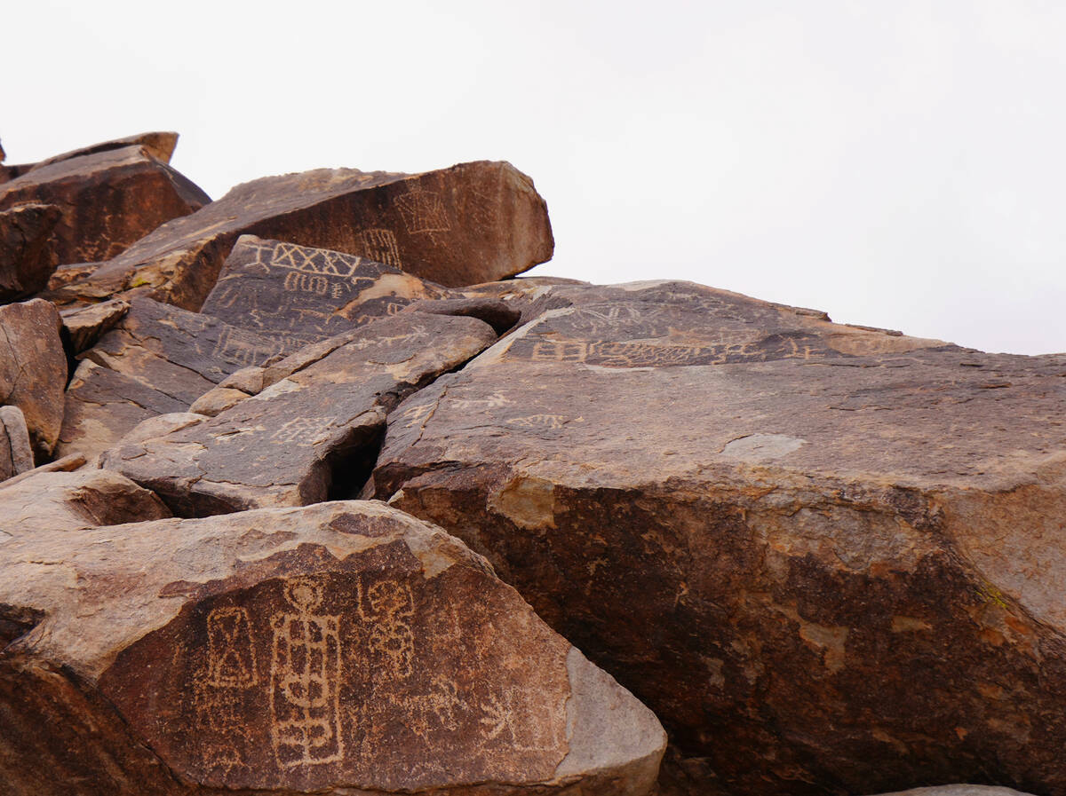 El Cañón Grapevine alberga paneles de petroglifos con mensajes grabados en la roca por los na ...