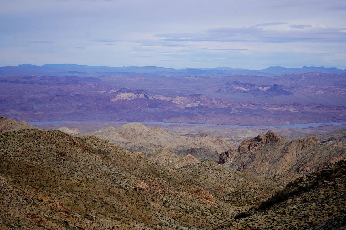 Amplias vistas desde una empinada carretera secundaria de Nevada, en Knob Hill, incluyen una pa ...