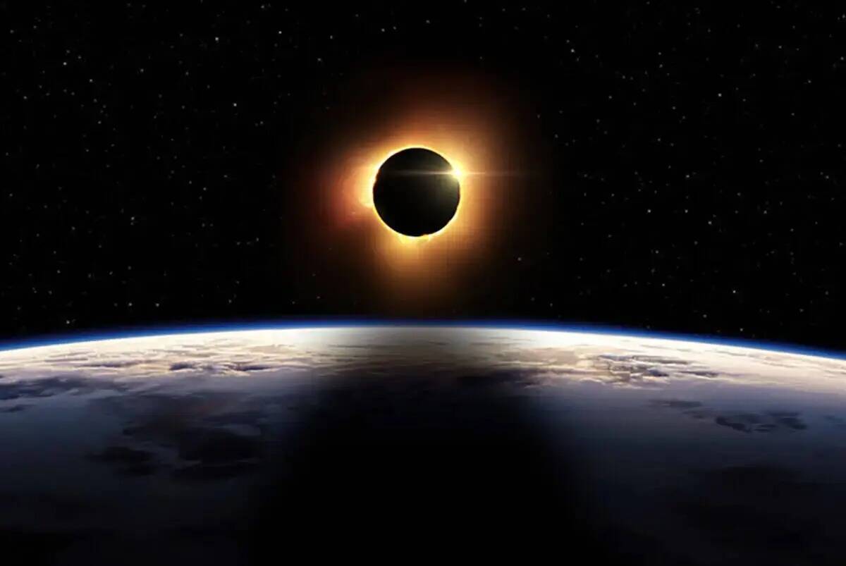 Un eclipse total de sol se produce cuando la luna pasa entre el sol y la Tierra y bloquea compl ...