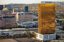 El Trump International, a la derecha, se ve con otras propiedades en el Strip de Las Vegas dura ...