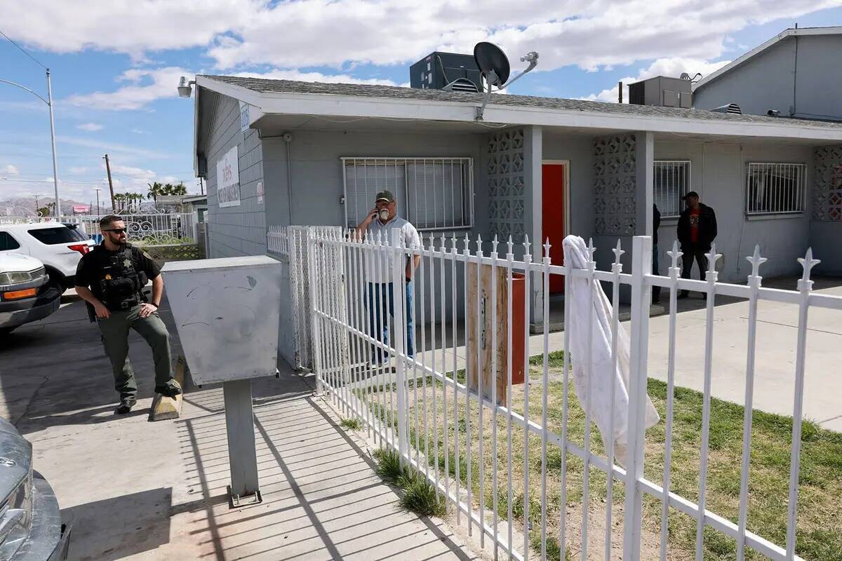 Un agente de seguridad vigila un complejo de apartamentos en la cuadra 2200 de East Nelson Aven ...