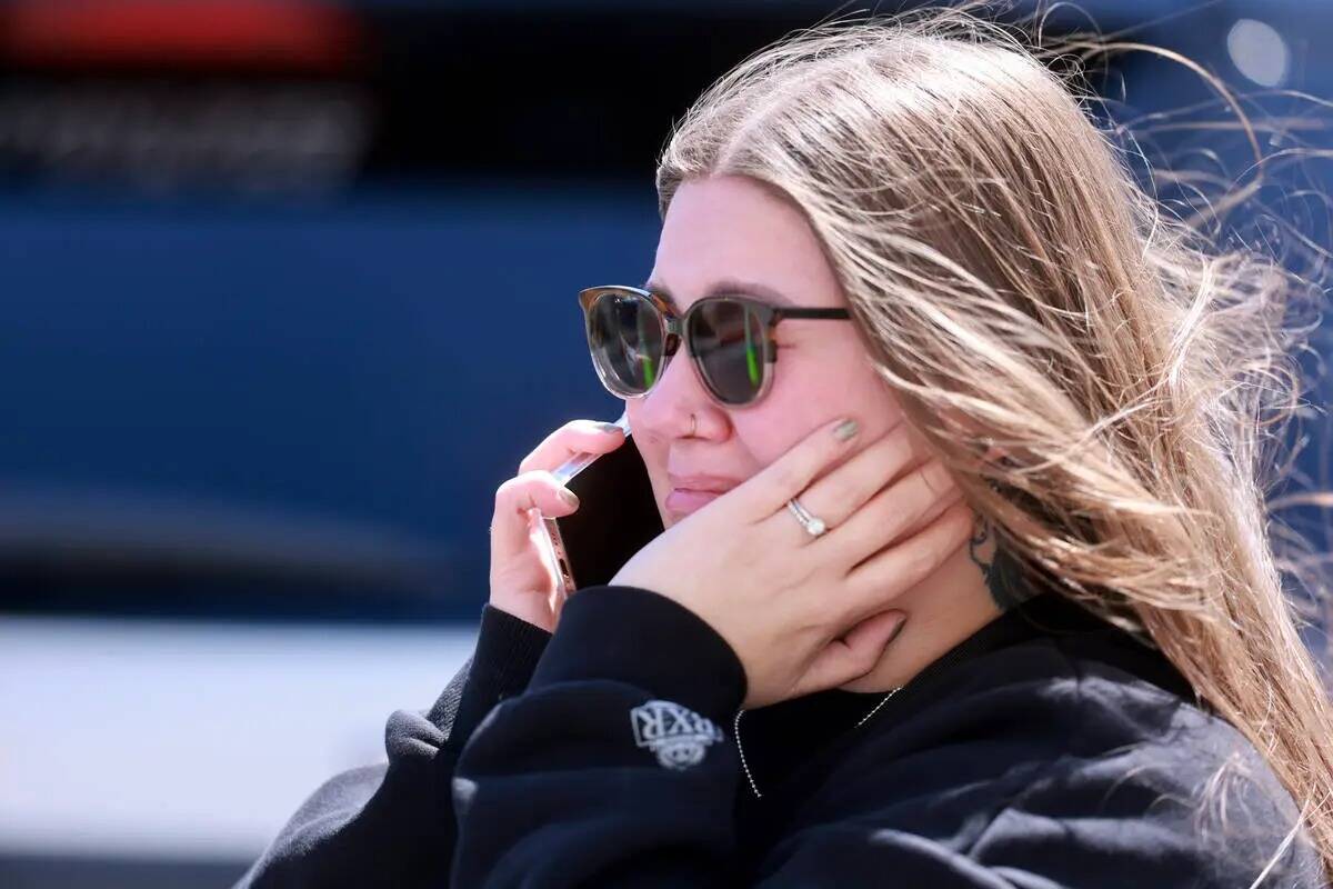 Una mujer habla por teléfono después de un tiroteo el Prince Law Group en West Charleston Bou ...