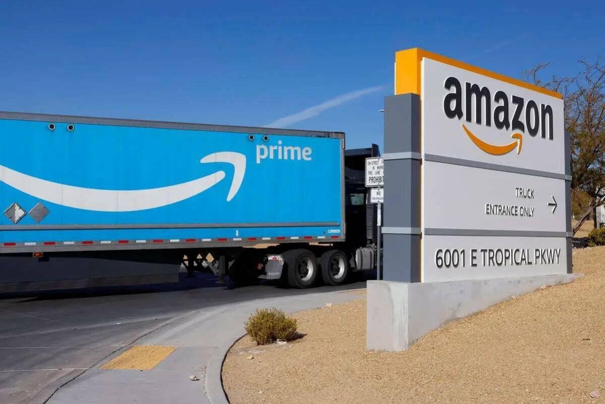 Un camión de Amazon Prime entra en el Centro de Distribución de Amazon en una zona industrial ...