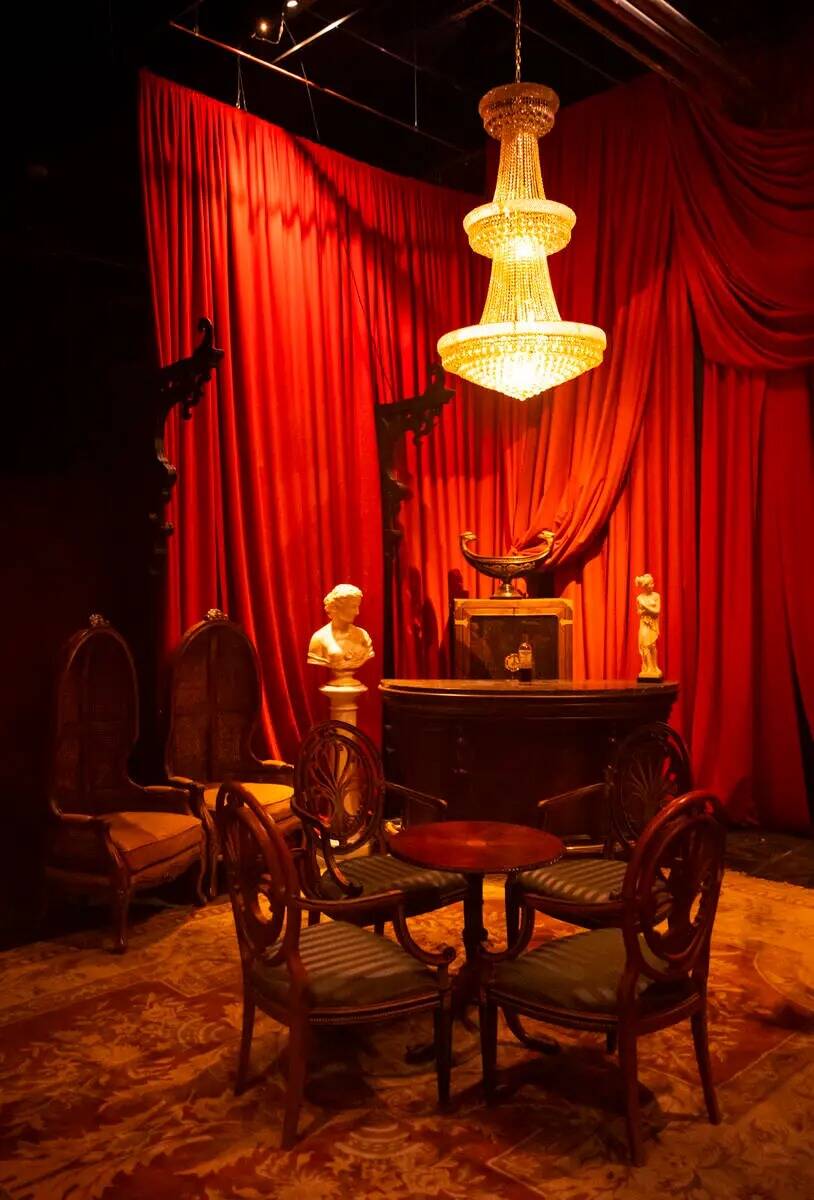 Una sala de estilo victoriano se ve durante un recorrido por Lost Spirits Distillery, una exper ...