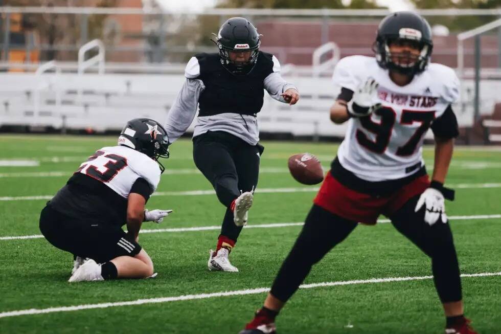 Las Vegas Silver Stars practican goles de campo durante una práctica en Faith Lutheran High Sc ...